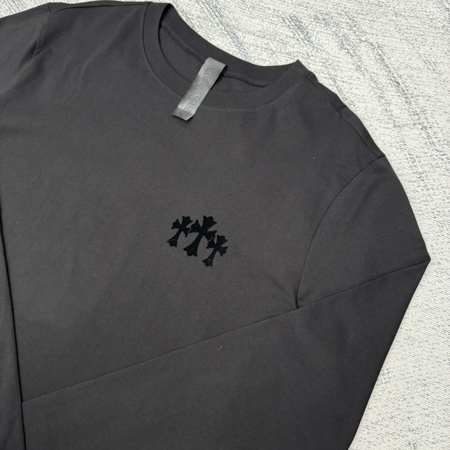 P300 Chrome Hearts/Chrome Hearts CH Black flocked cross round neck long sleeves Size: S/M/L/XL Custom-woven and dyed 40-yarn fabric with a scratchy surface pattern. The ready-made garments are made of YB consistent electrostatic flocking technology. It is not an ordinary lettering mold technology. The colors are also different at different angles. Brand new collar label (not the previous leather label) and washed label.